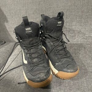 Vans Ultrarange Men’s Black High-Top Boots with Gum Sole